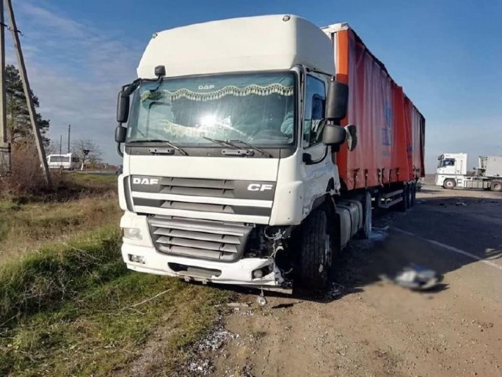 Un bărbat a murit, iar o minoră se zbate între viață și moarte, în urma unui grav accident rutier la Dondușeni (FOTO)