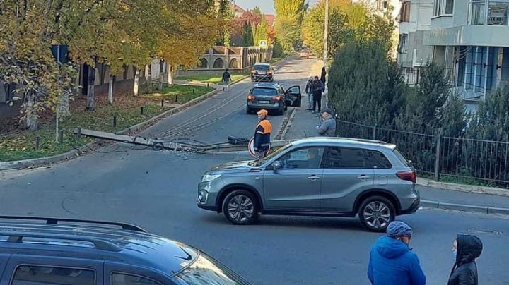 (FOTO/VIDEO) Incident șocant la Buiucani! Un pilon de electricitate a căzut în mijlocul străzii: O mașină a fost grav avariată 