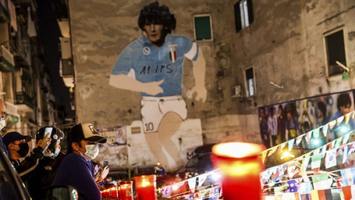 Fanii echipei Napoli îl deplâng pe Maradona. Suporterii au ieșit pe străzi și l-au omagiat pe fostul mare fotbalist (VIDEO)