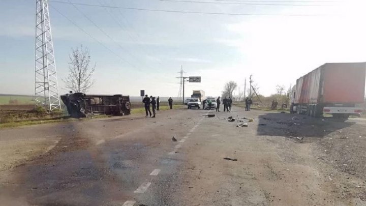 Un bărbat a murit, iar o minoră se zbate între viață și moarte, în urma unui grav accident rutier la Dondușeni (FOTO)