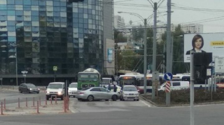 Accident cu implicarea a trei unități de transport, printre care un Camion, în Capitală (FOTO/VIDEO)