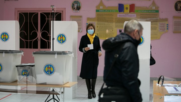 ALEGERI PREZIDENŢIALE 2020. Îndemnul Maiei Sandu, după ce a votat: Nu vă fie frică de ploaie, ieşiţi la vot (FOTO)