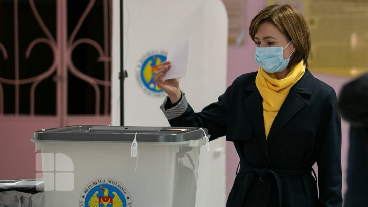 ALEGERI PREZIDENŢIALE 2020. Îndemnul Maiei Sandu, după ce a votat: Nu vă fie frică de ploaie, ieşiţi la vot (FOTO)