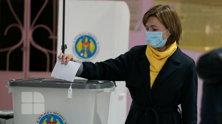 ALEGERI PREZIDENŢIALE 2020. Îndemnul Maiei Sandu, după ce a votat: Nu vă fie frică de ploaie, ieşiţi la vot (FOTO)