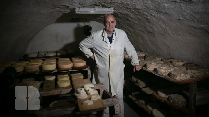 Un francez căsătorit cu o moldoveancă produce caşcaval din lapte de măgăriţă, dar şi "dulceţi de lapte" (FOTOREPORT)