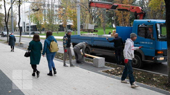 Gata cu parcările pe străzile Alexandr Puşkin şi Bănulescu Bodoni. În loc de mașini parcate pe trotuare vom avea bănci și ghivece pentru flori (FOTOREPORT)