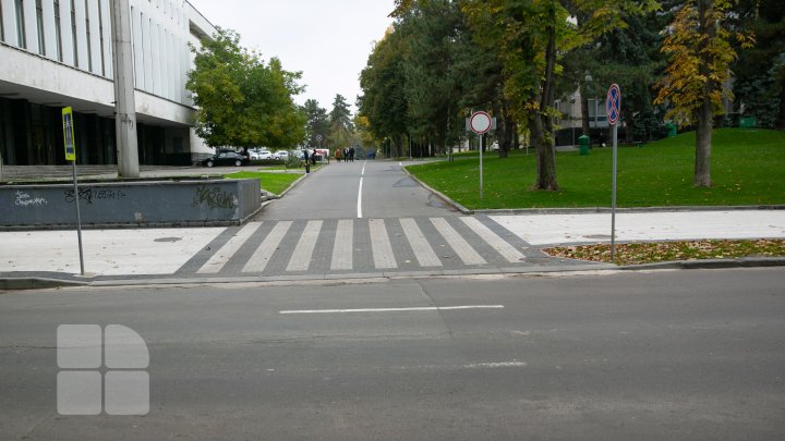 Gata cu parcările pe străzile Alexandr Puşkin şi Bănulescu Bodoni. În loc de mașini parcate pe trotuare vom avea bănci și ghivece pentru flori (FOTOREPORT)