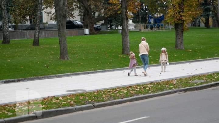 Gata cu parcările pe străzile Alexandr Puşkin şi Bănulescu Bodoni. În loc de mașini parcate pe trotuare vom avea bănci și ghivece pentru flori (FOTOREPORT)