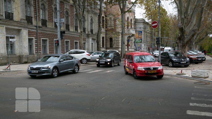 Gata cu parcările pe străzile Alexandr Puşkin şi Bănulescu Bodoni. În loc de mașini parcate pe trotuare vom avea bănci și ghivece pentru flori (FOTOREPORT)