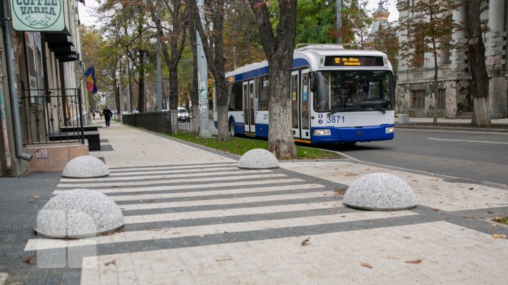 Gata cu parcările pe străzile Alexandr Puşkin şi Bănulescu Bodoni. În loc de mașini parcate pe trotuare vom avea bănci și ghivece pentru flori (FOTOREPORT)