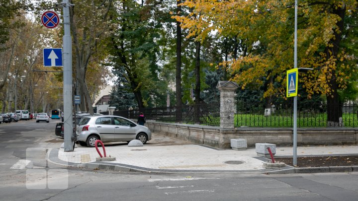 Gata cu parcările pe străzile Alexandr Puşkin şi Bănulescu Bodoni. În loc de mașini parcate pe trotuare vom avea bănci și ghivece pentru flori (FOTOREPORT)
