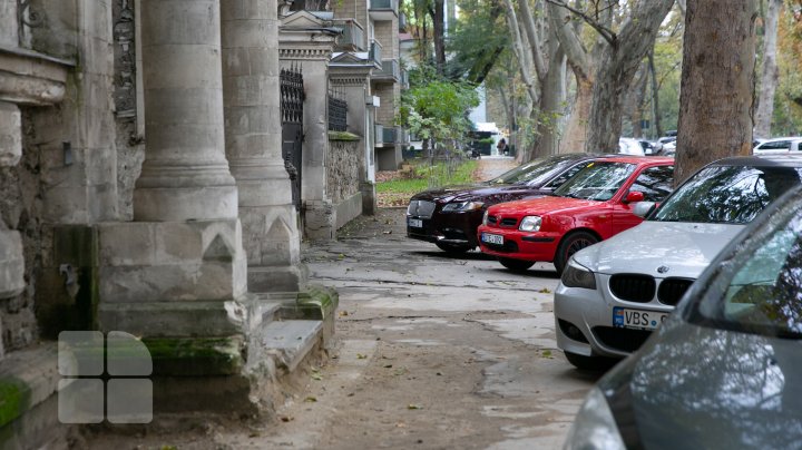 Gata cu parcările pe străzile Alexandr Puşkin şi Bănulescu Bodoni. În loc de mașini parcate pe trotuare vom avea bănci și ghivece pentru flori (FOTOREPORT)