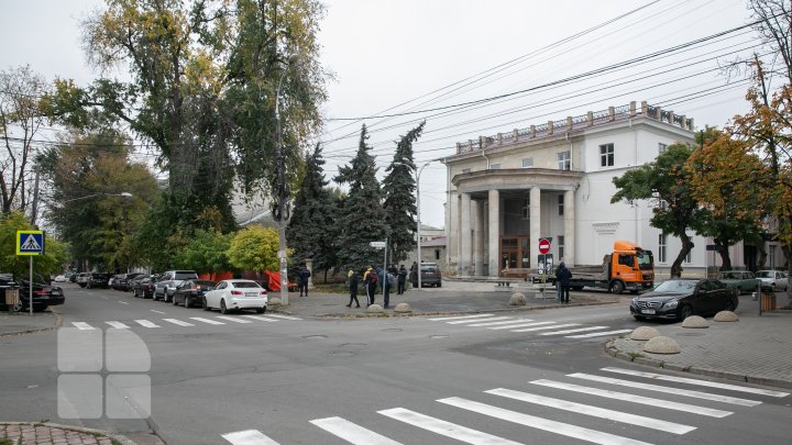 (FOTO) Start lucrărilor de demontare a deșeurilor în urma incendiului din clădirea Filarmonicii Naţionale