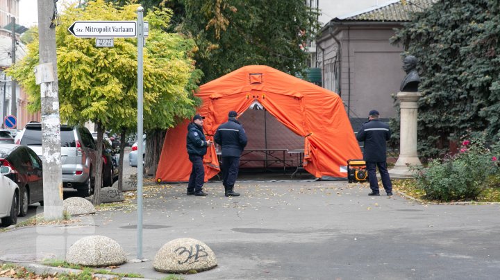 (FOTO) Start lucrărilor de demontare a deșeurilor în urma incendiului din clădirea Filarmonicii Naţionale