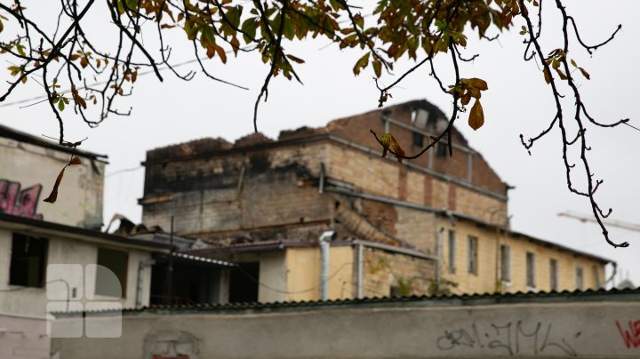 Clădrea Filamonicii Naţionale, transformată în ruine. Au început lucrările de demolare a edificiului (FOTOREPORT)