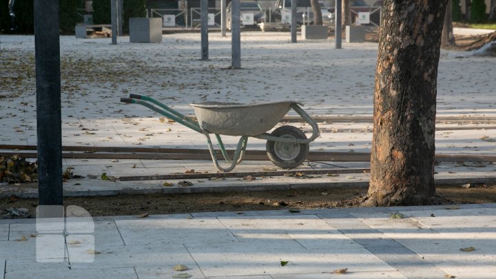 (FOTOREPORT) Scuarul "Mihai Eminescu" din Capitală se schimbă la faţă. A fost pus pavaj nou şi instalaţi piloni de iluminat