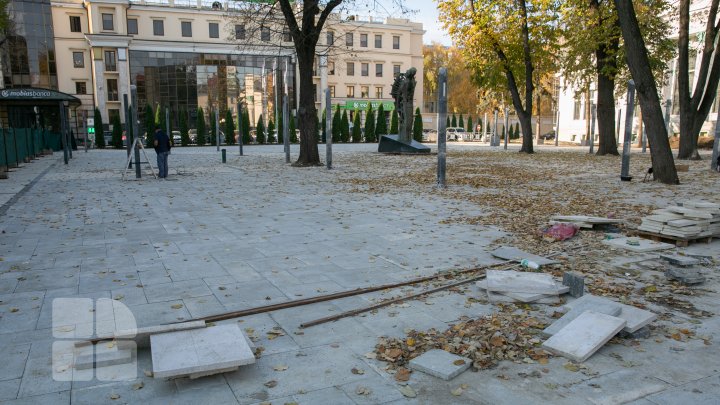 (FOTOREPORT) Scuarul "Mihai Eminescu" din Capitală se schimbă la faţă. A fost pus pavaj nou şi instalaţi piloni de iluminat