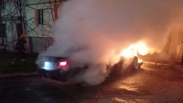 Un BMW, parcat în curtea unui bloc din Comrat, a ars ca o torță și a fost făcut scrum