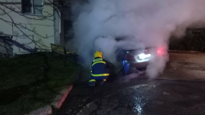 Un BMW, parcat în curtea unui bloc din Comrat, a ars ca o torță și a fost făcut scrum