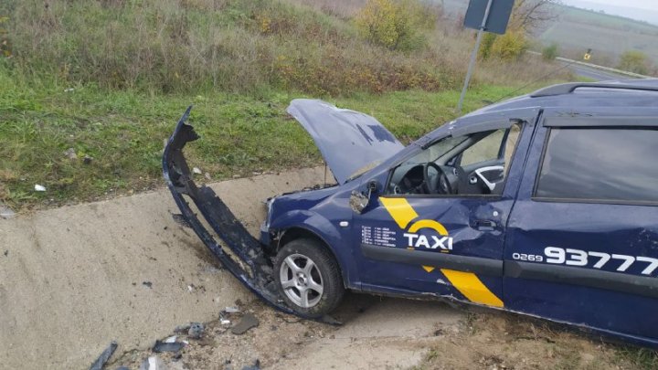 Accident la Hîncești. Două persoane au avut nevoie de îngrijiri medicale, după ce mașina în care se aflau a ajuns într-un șanț (FOTO)