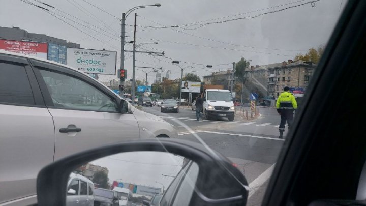 Accident cu implicarea a trei unități de transport, printre care un Camion, în Capitală (FOTO/VIDEO)