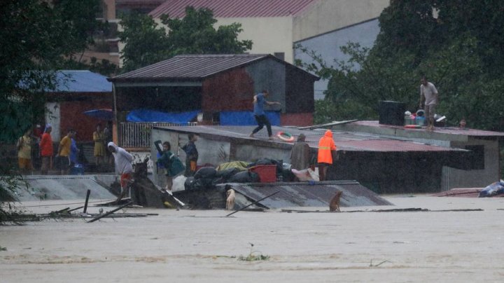 Sute de filipinezi, rămaşi blocaţi pe acoperişuri în urma inundaţiilor provocate de taifunul Vamco