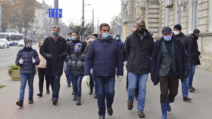 Primarul general al Capitalei, Ion Ceban, la plantat copaci cu ambasadorii acreditaţi în ţara noastră (FOTO)