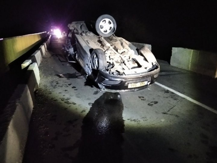 O mașină condusă de un taximetrist în stare de ebritate s-a răsturnat pe traseul Chișinău-Bălți. Șoferul, transportat la spital (FOTO)