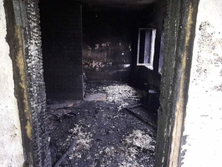 Un bărbat din Strășeni, salvat de pompieri dintr-un incendiu izbucnit în gospodăria sa (FOTO)