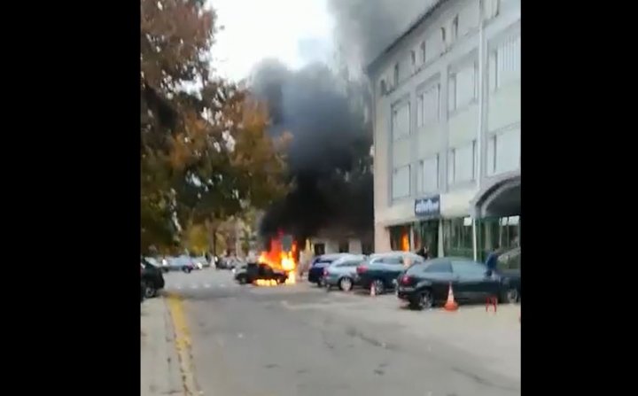 Incendiu în centrul Capitalei. Două mașini, cuprinse de flăcări în urma unui accident (FOTO/VIDEO)