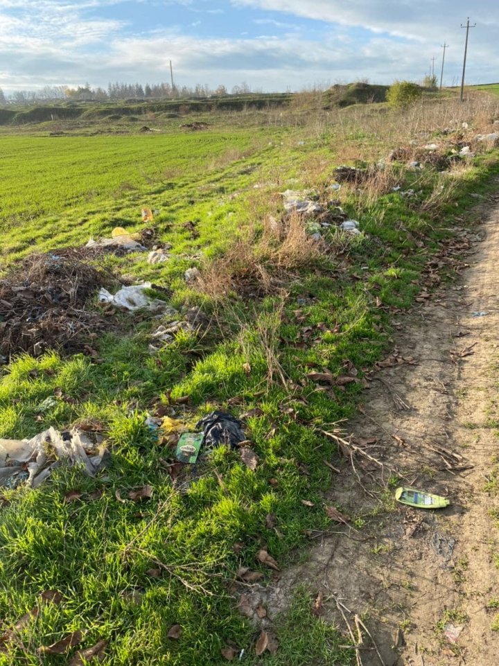 Imagini de la locul în care a fost găsit bebelușul mort în satul Șuri. Autoritățile locale și poliția, în căutarea mamei