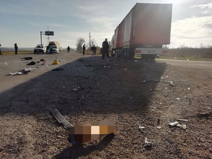 Un bărbat a murit, iar o minoră se zbate între viață și moarte, în urma unui grav accident rutier la Dondușeni (FOTO)