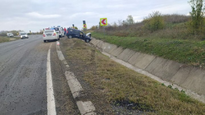 Accident la Hîncești. Două persoane au avut nevoie de îngrijiri medicale, după ce mașina în care se aflau a ajuns într-un șanț (FOTO)