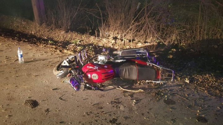 Accident grav la Căușeni. Un tânăr se zbate între viaţă şi moarte după ce s-a izbit cu motocicleta într-un copac (FOTO)