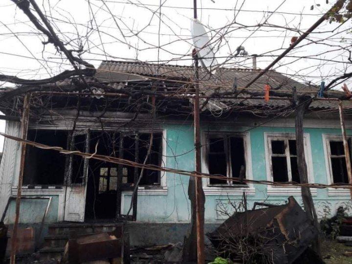 Un bărbat din Strășeni, salvat de pompieri dintr-un incendiu izbucnit în gospodăria sa (FOTO)