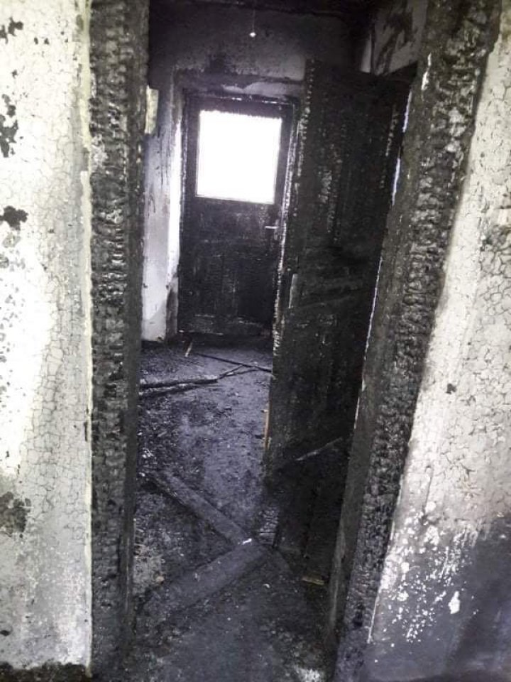 Un bărbat din Strășeni, salvat de pompieri dintr-un incendiu izbucnit în gospodăria sa (FOTO)