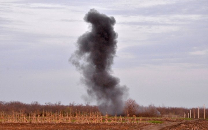 Peste 100 de bombe din perioada celui de-al Doilea Război Mondial, descoperite pe un câmp din raionul Căuşeni (FOTO)