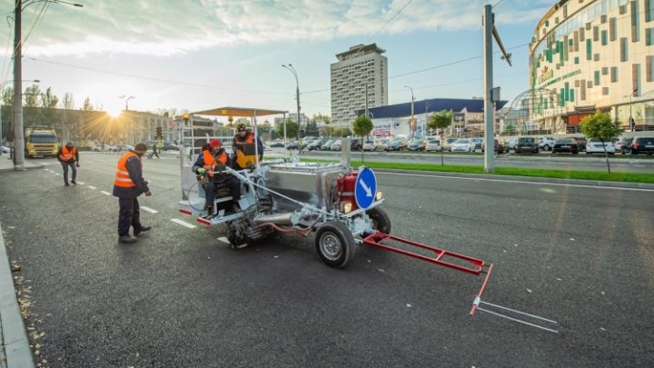 Start lucrărilor de aplicare a marcajului rutier pe strada Albișoara din Capitală