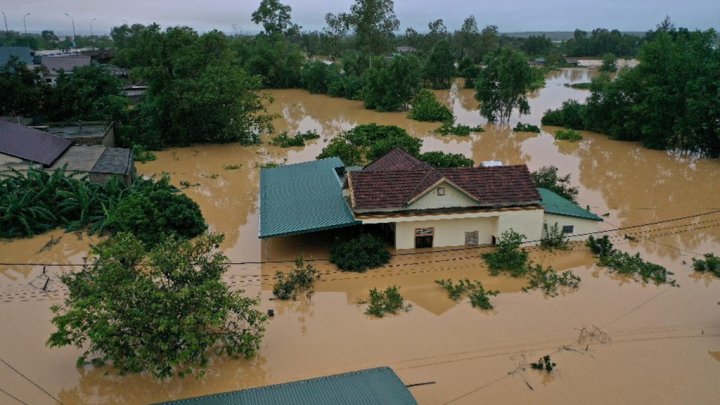 33 de decese şi 49 de persoane date dispărute în Vietnam, după dezastrul lăsat de taifunul Molave