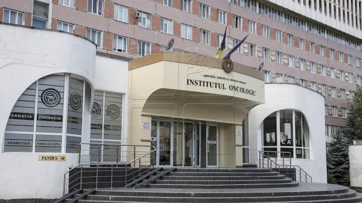 Zi istorică pentru scuarul Institutului Oncologic. A luminat sculptura ce simbolizează lupta cu cancerul colului uterin 