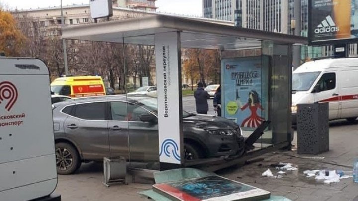 Momentul în care un automobil intră într-o stație de așteptare din centrul Moscovei. Două femei și un copil, răniți (VIDEO)