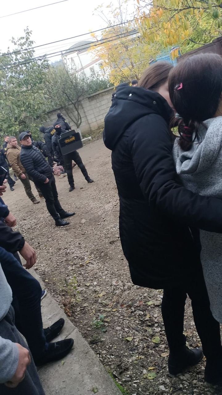 Momentul în care mascaţii intră în gospodăria din Mereni. Un poliţist, rănit în timpul operaţiunii (FOTO/VIDEO)