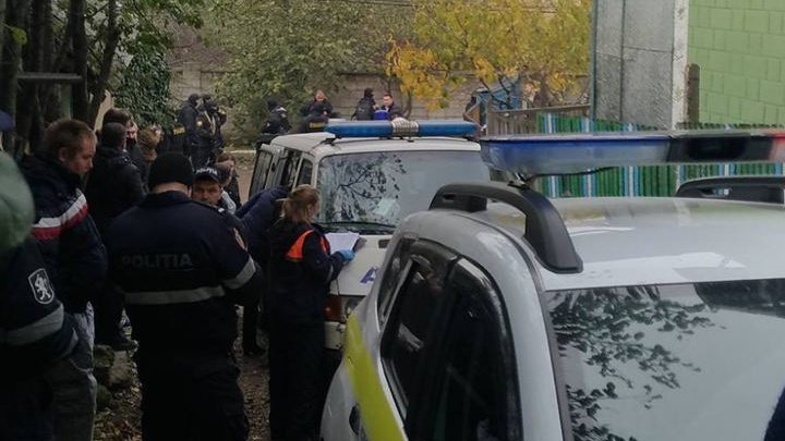 Momentul în care mascaţii intră în gospodăria din Mereni. Un poliţist, rănit în timpul operaţiunii (FOTO/VIDEO)