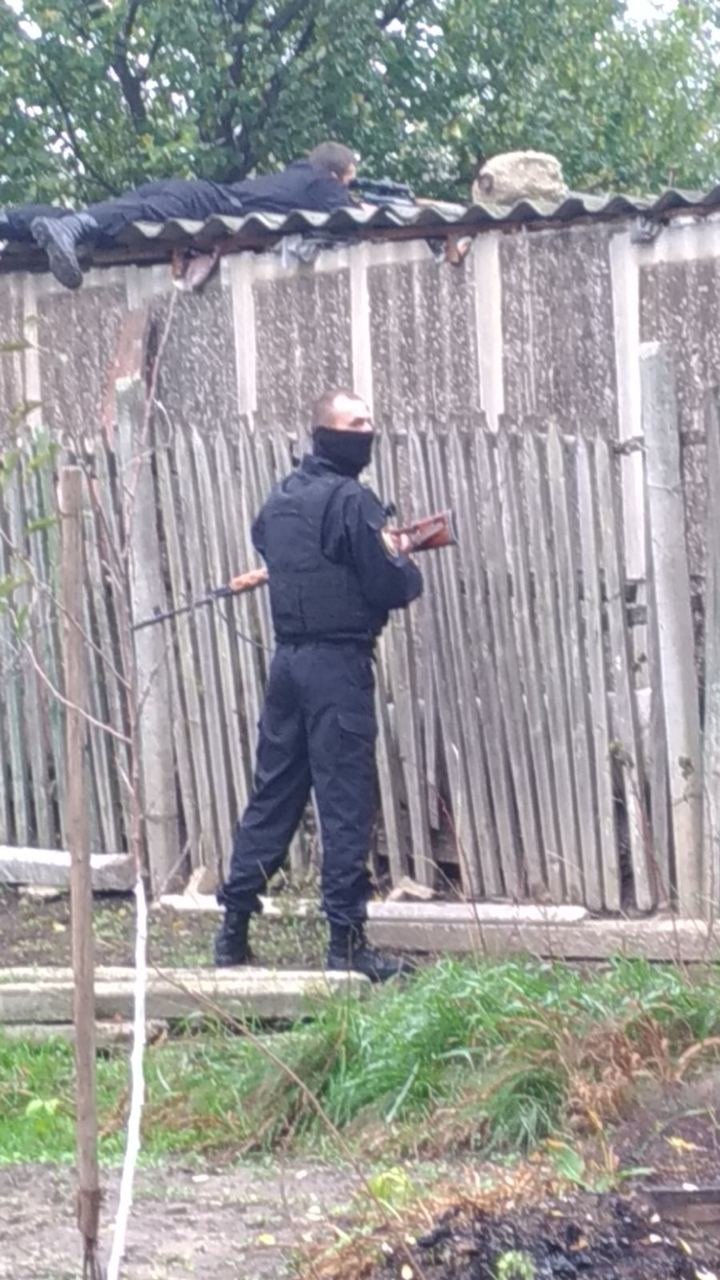 Momentul în care mascaţii intră în gospodăria din Mereni. Un poliţist, rănit în timpul operaţiunii (FOTO/VIDEO)