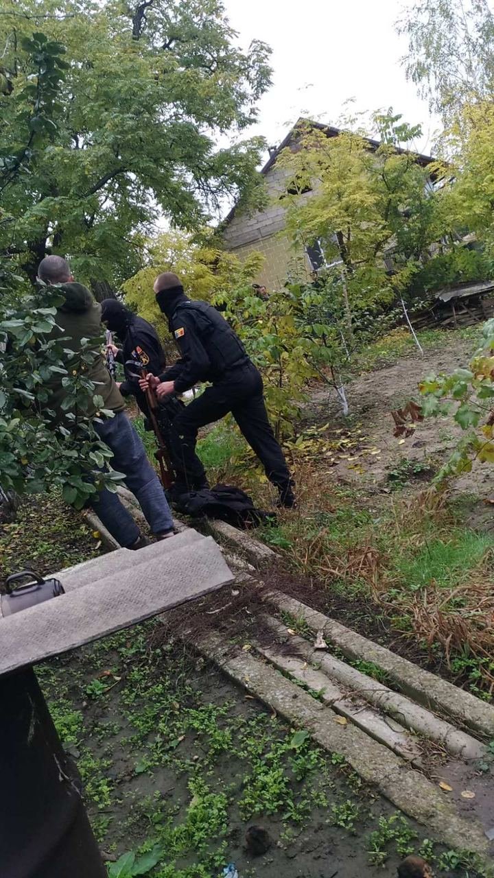 Momentul în care mascaţii intră în gospodăria din Mereni. Un poliţist, rănit în timpul operaţiunii (FOTO/VIDEO)