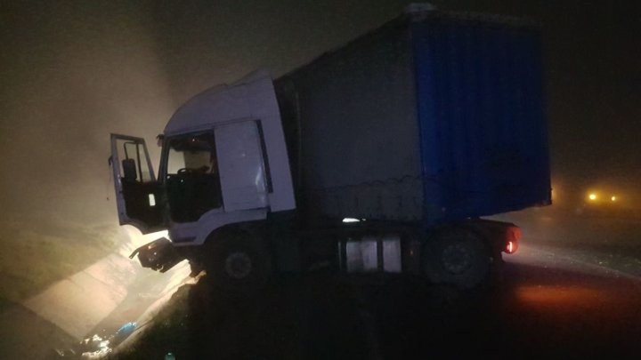 Accident la Peresecina. Un camion a ajuns în șanț (FOTO/VIDEO)