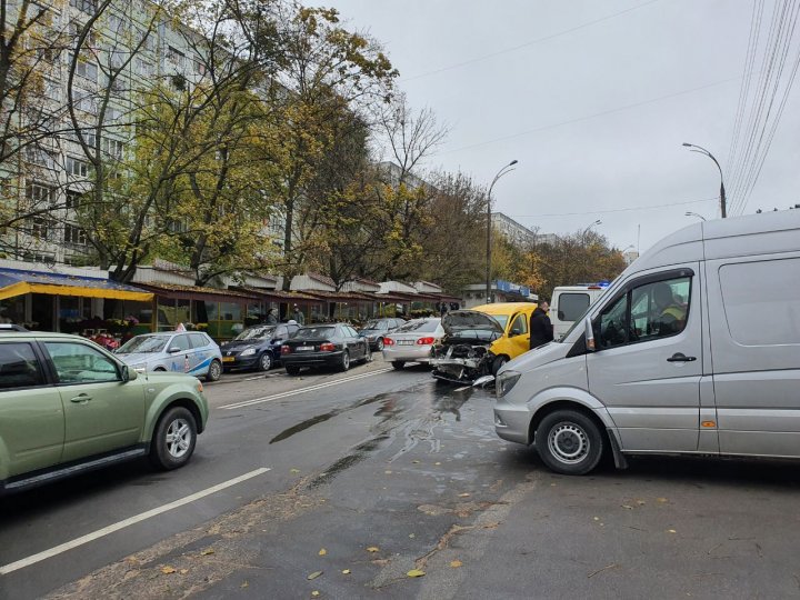 (FOTO/VIDEO) Accident matinal pe strada Cuza Vodă din Capitală. Trei automobile, grav avariate