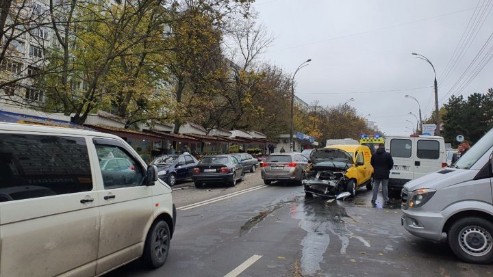 (FOTO/VIDEO) Accident matinal pe strada Cuza Vodă din Capitală. Trei automobile, grav avariate