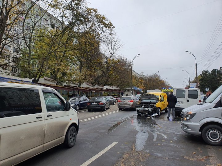 (FOTO/VIDEO) Accident matinal pe strada Cuza Vodă din Capitală. Trei automobile, grav avariate