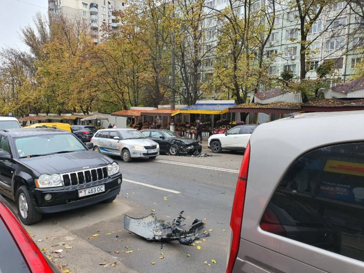 (FOTO/VIDEO) Accident matinal pe strada Cuza Vodă din Capitală. Trei automobile, grav avariate